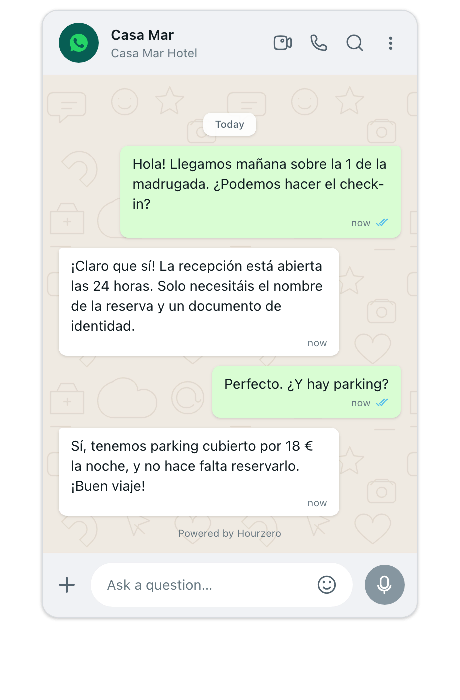 A hotel's agent answering a guest's WhatsApp questions in Spanish